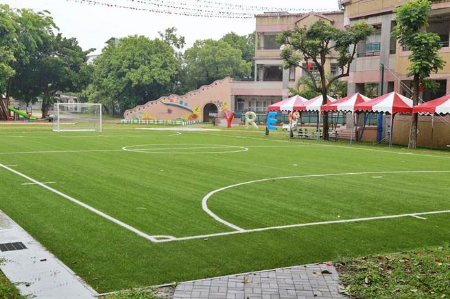 嘉义市育人国小五人制人工草皮足球场全新完工。（嘉义市政府提供／廖素慧嘉市传真）