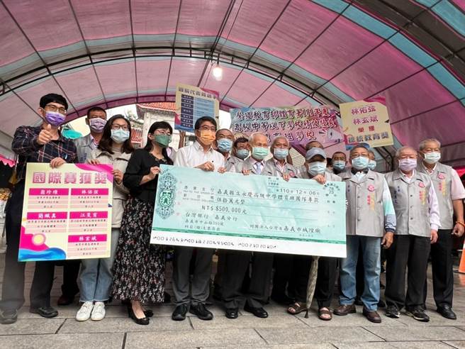 嘉邑城隍庙捐款认养嘉义县立永庆高中体育班。（永庆高中提供／廖素慧嘉市传真）