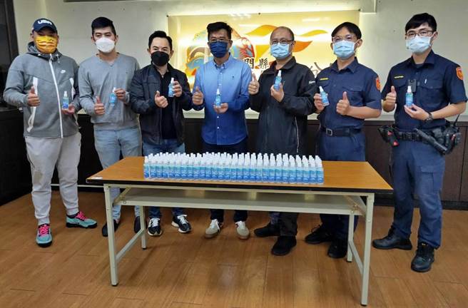 金門金城警友會主任李鍾靈（中）今天捐贈防疫物資酒精乾洗手一批，協助第一線警察同仁抗疫。（警方提供）