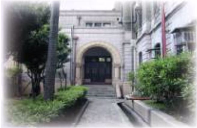 艾文思在作证时曾捏称：11月1日上午，原田为了避开上司谏山春树中将的耳目，特别要他将吉普车停在台北司法大厦一楼办公室的窗口旁，再徒手将木箱放进吉普车内。参考上图，窗外走道容不下吉普车行驶。另外有此需要吗？况且原田的办公室在三楼。（照片：作者炳文提供）