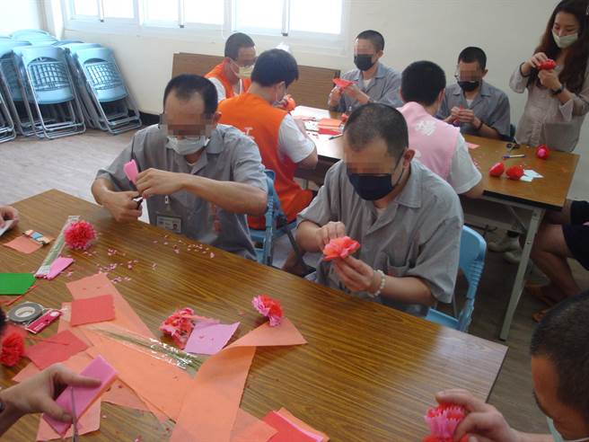 收容人亲手制作康乃馨花束传递思念。（南二监提供／张毓翎台南传真）