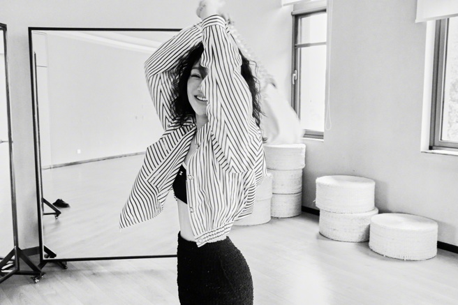 周迅半遮脸开心展现S型曲线。（图／取自周迅微博）