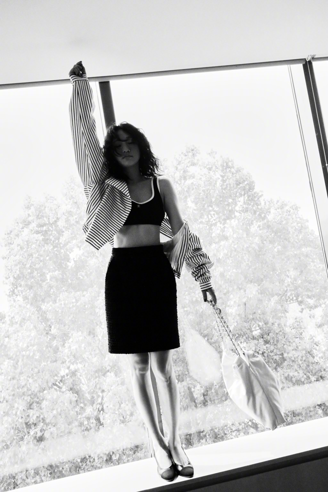 周迅隐约浮现锻炼过的马甲线。（图／取自周迅微博）