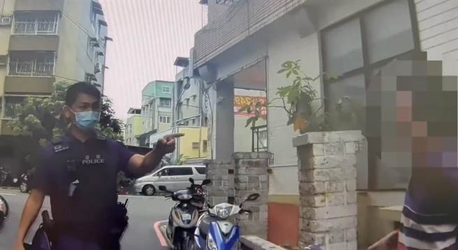 楠梓警方告诫周姓男子不可以再随意骚扰女性。（翻摄照片／林瑞益高雄传真）
