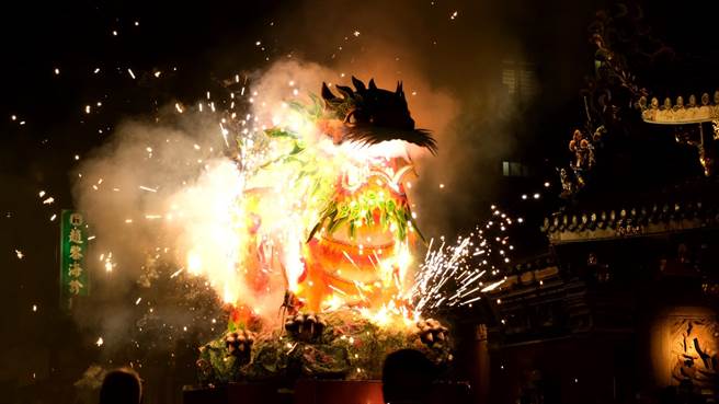 蔡英文总统日前前往大龙峒保安宫参拜，并点燃放火狮(民进党提供)