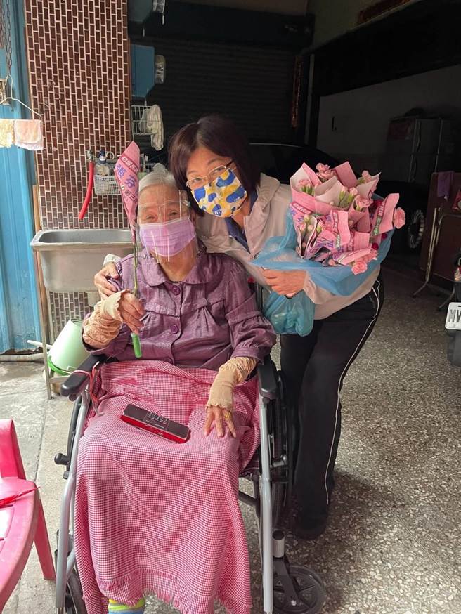前台中市议员张芬郁分送康乃馨，让收到花的民眾爱不释手。（张芬郁服务处提供／卢金足台中传真）