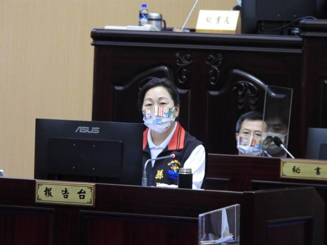 花莲县议会今召开第19届第7次定期大会，县长徐榛蔚下午进行施政总报告，呈现「花莲硬底子软实力」的施政成果，盼议会能持续提出建言，府会携手让花莲朝「智慧城市，永续花莲」迈进。（罗亦晽摄）