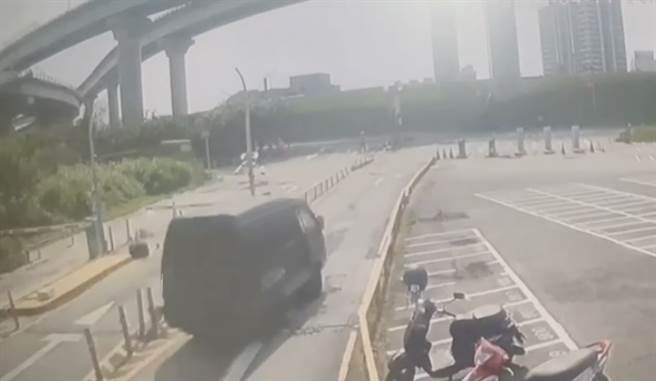 监视器拍下林男的车辆遭江嫌开走的影像。（警方提供）