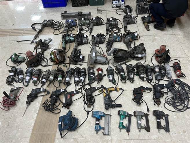 警方在江嫌租屋处起出大批来路不明的五金机具，还遗还有其他被害人。（警方提供）