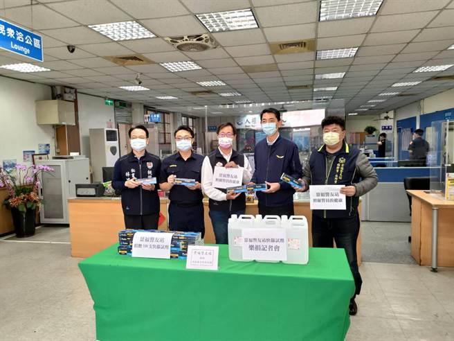 桃园警分局景福警友站站长张凯翔，2日捐赠100组快筛试剂给景福派出所。(警方提供／吕筱蝉桃园传真)