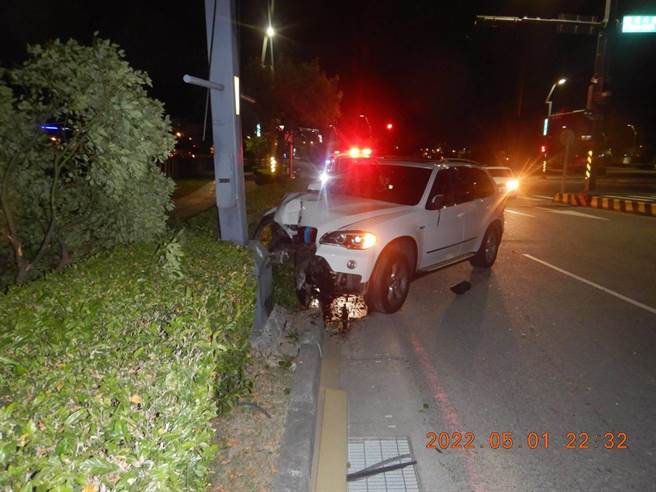 台中市黄姓男子昨晚深夜酒后开车失控自撞路灯灯杆，车头全毁，坐在乘客座的吴姓女友也因伤重送医不治，他却因酒驾心虚从医院落跑，被警方逮回后才知女友已经因车祸丧命。（警方提供／谢琼云台中传真）