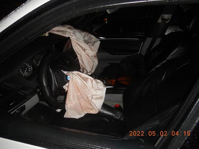 台中市黄姓男子昨晚深夜酒后开车失控自撞路灯灯杆，车头全毁，坐在乘客座的吴姓女友也因伤重送医不治，他却因酒驾心虚从医院落跑，被警方逮回后才知女友已经因车祸丧命。（警方提供／谢琼云台中传真）