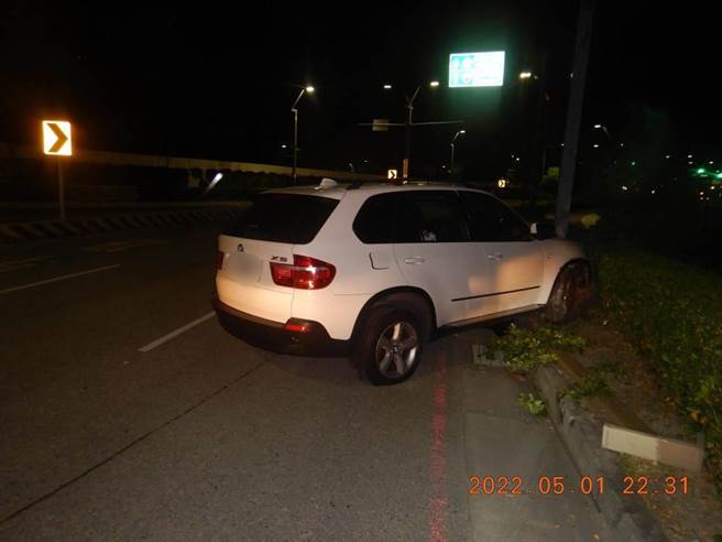 台中市黄姓男子昨晚深夜酒后开车失控自撞路灯灯杆，车头全毁，坐在乘客座的吴姓女友也因伤重送医不治，他却因酒驾心虚从医院落跑，被警方逮回后才知女友已经因车祸丧命。（警方提供／谢琼云台中传真）