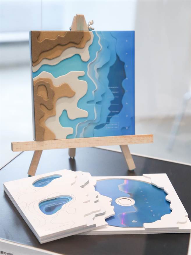 台湾新锐设计师李政瀚、于薇所设计的专辑《八歌浪Pakelang》，首次入围葛莱美奖（GRAMMY Awards）即夺下「最佳专辑设计包装奖」。（陈俊吉摄）