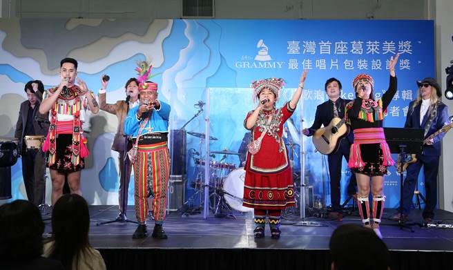 台湾新锐设计师李政瀚、于薇所设计的专辑《八歌浪Pakelang》，首次入围葛莱美奖（GRAMMY Awards）即夺下「最佳专辑设计包装奖」，2日的庆功记者会上，董事长乐团和蒋进兴与第二代马兰吟唱队，演出专辑曲目广为人熟知的阿美族歌曲〈欢乐饮酒歌〉和〈八歌浪〉组曲为记者会揭开序幕。（陈俊吉摄）