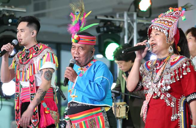 台湾新锐设计师李政瀚、于薇所设计的专辑《八歌浪Pakelang》，首次入围葛莱美奖（GRAMMY Awards）即夺下「最佳专辑设计包装奖」，2日的庆功记者会上，董事长乐团和蒋进兴与第二代马兰吟唱队，演出专辑曲目广为人熟知的阿美族歌曲〈欢乐饮酒歌〉和〈八歌浪〉组曲为记者会揭开序幕。（陈俊吉摄）