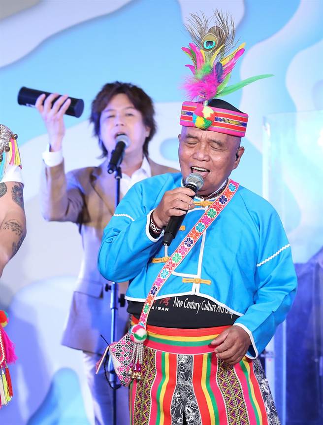 台湾新锐设计师李政瀚、于薇所设计的专辑《八歌浪Pakelang》，首次入围葛莱美奖（GRAMMY Awards）即夺下「最佳专辑设计包装奖」，2日的庆功记者会上，董事长乐团和蒋进兴与第二代马兰吟唱队，演出专辑曲目广为人熟知的阿美族歌曲〈欢乐饮酒歌〉和〈八歌浪〉组曲为记者会揭开序幕。（陈俊吉摄）