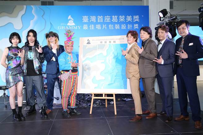台湾新锐设计师李政瀚、于薇所设计的专辑《八歌浪Pakelang》，首次入围葛莱美奖（GRAMMY Awards）即夺下「最佳专辑设计包装奖」，设计师李政瀚与于薇两人在返台后，首度于2日的庆功记者会上公开亮相，图为设计师于薇（左起）、李政瀚、蒋进兴董事长乐团合影。（陈俊吉摄）