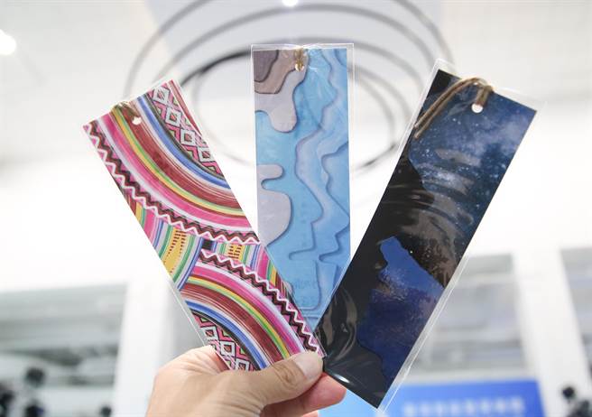 设计师李政瀚与于薇所设计的书籤。（陈俊吉摄）