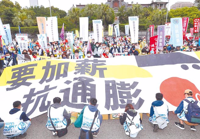 台鐵產工上百名會員走上凱道陳情，抗議交通部、台鐵局忽視基層心聲。（陳怡誠攝）