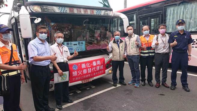 台铁台南站类火车替代运输。（程炳璋摄）