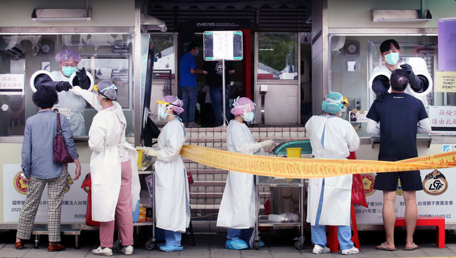 本土疫情升温，示意图为许多民眾去筛检站排队筛检。（资料照片）