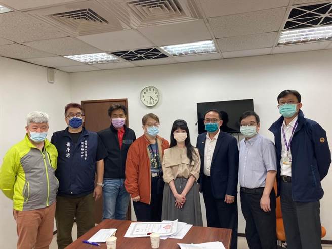 民進黨立委高嘉瑜今（2日）邀集農委會、獸醫師公會等召開協調會，會中決議放寬現行無許可證動物用藥進口行政函釋門檻。（摘自臉書）