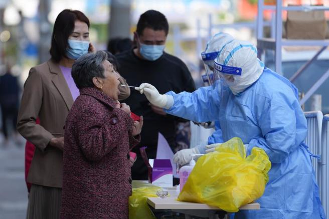 北京在经歷了3轮核酸检测之后，目前已累积了400宗本土病例。北京市疾控中心已宣布，从3日起将连续3天再对北京12个区进行3轮的全员检测。（图／新华社）