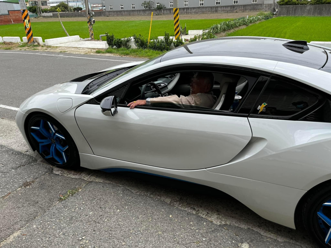 有名男子替阿公圆梦，开了一辆BMW i8千万超跑让阿公体验。（爆废公社二馆）