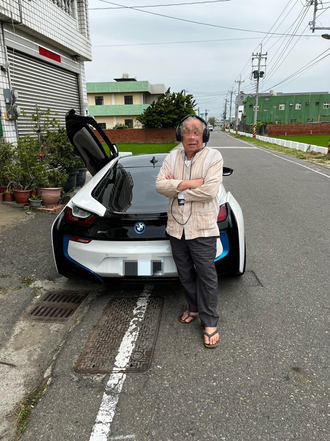 有名男子替阿公圆梦，开了一辆BMW i8千万超跑让阿公体验。（爆废公社二馆）