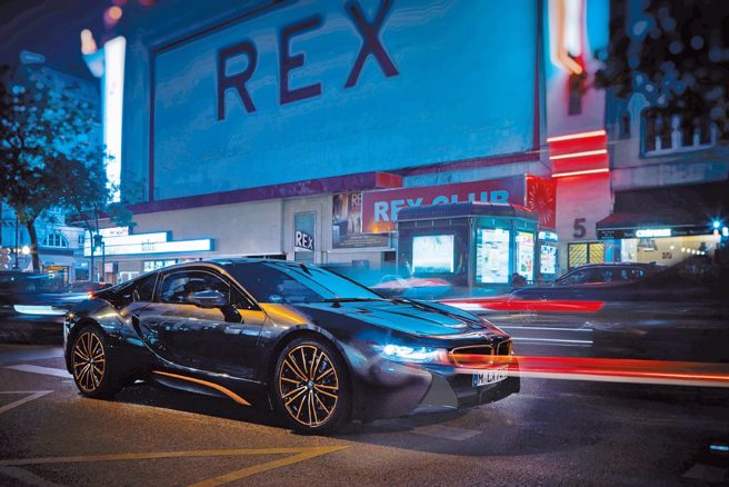 BMW i8 混合动力，全车有80%都是碳纤维，内载231匹马力直列三缸涡轮增压汽油引擎，售价1068万元。（报系资料照）