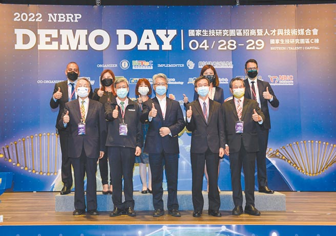 宏碁集团创办人施振荣（前排左一起）、前副总统陈建仁院士、中研院长廖俊智、转译研究中心主任吴汉忠、生技中心董事长涂醒哲与出席代表共贺活动圆满成功。图／生技中心提供