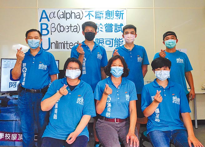 阿布科技总经理李伟立（后排左一）率技术团队挑战各种防水膜工程，为公司营运缔造佳绩。图／阿布科技提供