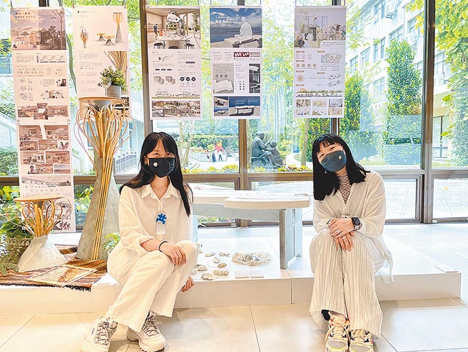 北科大工设系学生谢亦晴（右）、洪湘婷（左）以废弃蚵壳设计海边长凳「今潮蚵汐」，晋级「金点新秀年度最佳设计奖」产品设计类及循环设计类决审。图／北科大提供