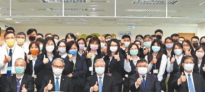 合库成立CoFAST国际事务特别工作小组，并由总召集人雷仲达董事长（前排中）率高阶主管及同仁举办座谈会。图／合作金库银行提供