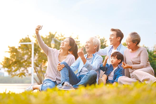 台新人壽推「金愛美利利率變動型美元終身保險」，滿足壽險保障、資產傳承需求，提供重度癌症保費豁免機制。圖／台新人壽提供