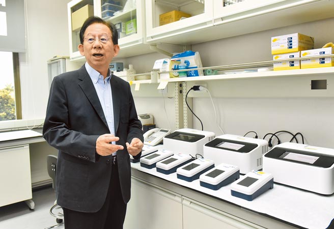 图为高端疫苗总经理陈灿坚接受专访，说明针对新型冠状病毒所开发的检测技术。（本报资料照片）