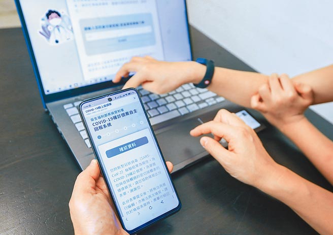 新冠本土確診個案大增，也造成各縣市政府疫調的人力調度困難，中央流行疫情指揮中心宣布，1日起「確診個案自主回報疫調系統」開始啟動，採檢陽性之後，就會依照民眾採檢留存手機發送簡訊，點入網址就可進入系統填寫。（粘耿豪攝）
