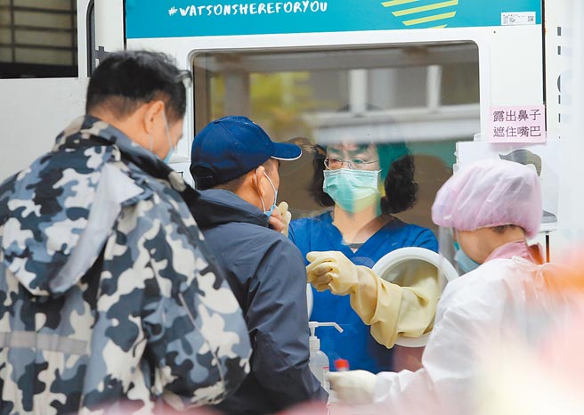 本土确诊数再创新高，医院急诊室外筛检站1日一早就出现不少民眾排队等待採检。（刘宗龙摄）
