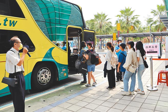 学者认为，交通部与工会应重回协商桌上才能继续往下走。图为屏东火车站「类火车」1日上路，但一早乘车人数不多。（谢佳潾摄）