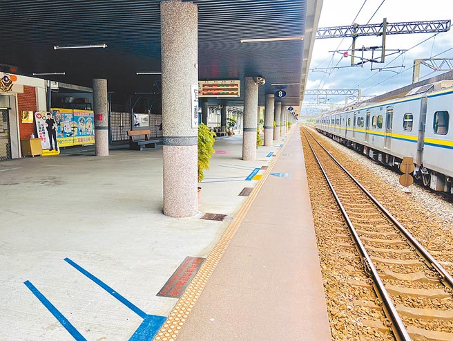 社会大眾不乐见台铁公司化过程中的劳资博弈全民埋单，期盼交通部拿出诚意解决台铁问题。图为台铁5月1日不加班，宜兰站月台呈现空荡荡的景象。（吴佩蓉摄）