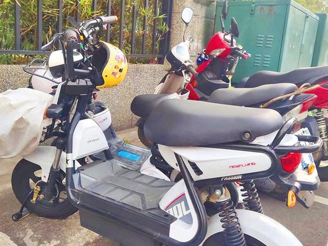 电动自行车事故年年激增，台北市议员潘怀宗质疑，北市取缔件数4年来已降低7成，但每月平均事故却增加近1倍，他痛批警方疏于取缔，等到肇事了才管。（台北市政府提供／黄婉婷台北传真）