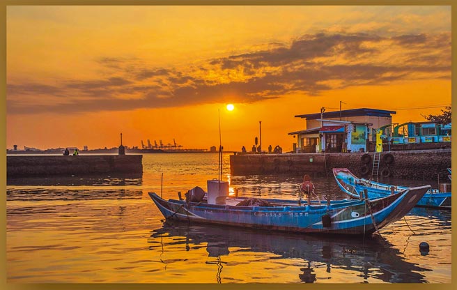 新北淡水第一渔港是不少民眾欣赏夕阳首选，落日余晖美不胜收。（新北市渔业处提供／叶德正新北传真）