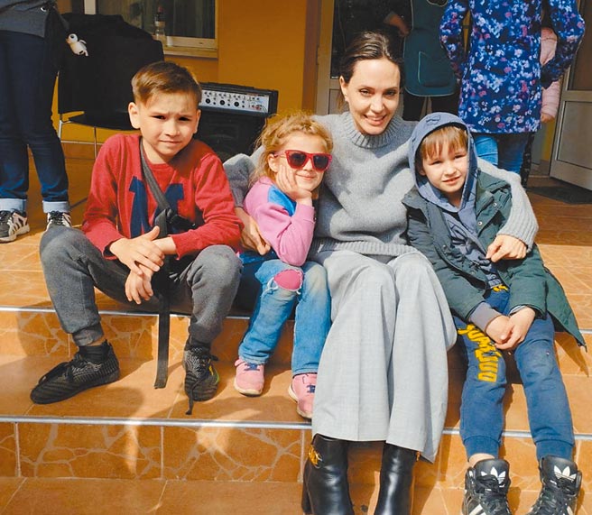 联合国难民事务高级专员公署特使、好莱坞女星安洁莉娜裘莉4月30日访问乌克兰西部城市利维夫（Lviv），会晤流离失所难民并与其合影。不过当天现场发生意外，空袭警报响起，导致她与随行人员活动立即叫停并离开。（利维夫市新闻处提供）