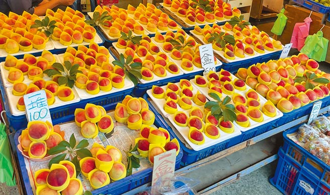 桃园市拉拉山5月桃上市。（吕筱蝉摄）