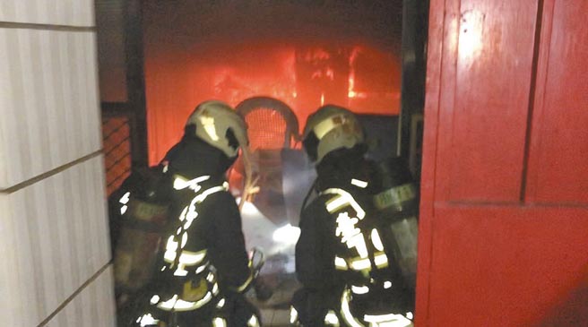 台中市大里区1日凌晨发生一起住宅火警，消防人员到场救援，1名男子困在厕所送医抢救不治。（民眾提供／卢金足台中传真）