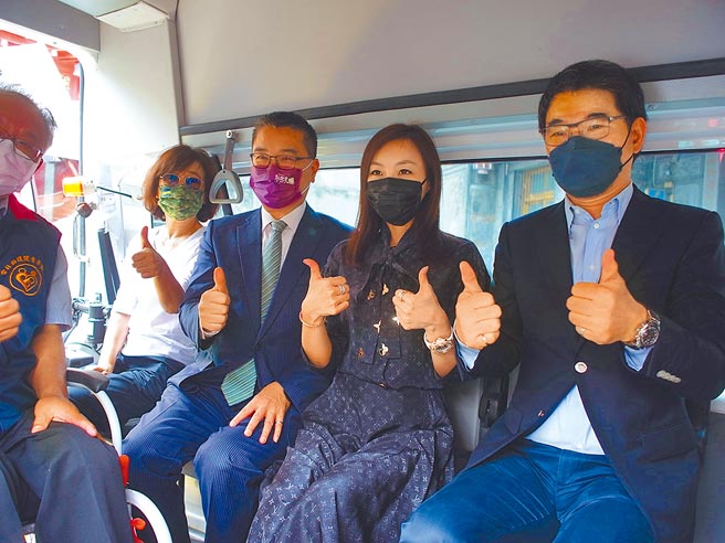 云林县长参选人刘建国（右一）与立委苏治芬（右四）同台，苏表示将全力为刘辅选。（张朝欣摄）