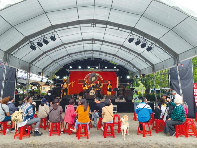 虎頭埤音樂節進入第2天，中午時人潮尚未聚集，舞台前只見零星觀眾。（台南市觀旅局提供／程炳璋台南傳真）