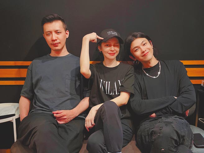 徐若瑄（中）新单曲与圣皓（右）、陈君豪合作。（索尼音乐提供）