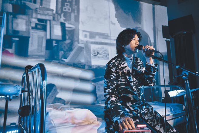 莫子仪于《梦游的人》音乐剧场担任文本及演出，展现多项才华。（有享娱乐提供）